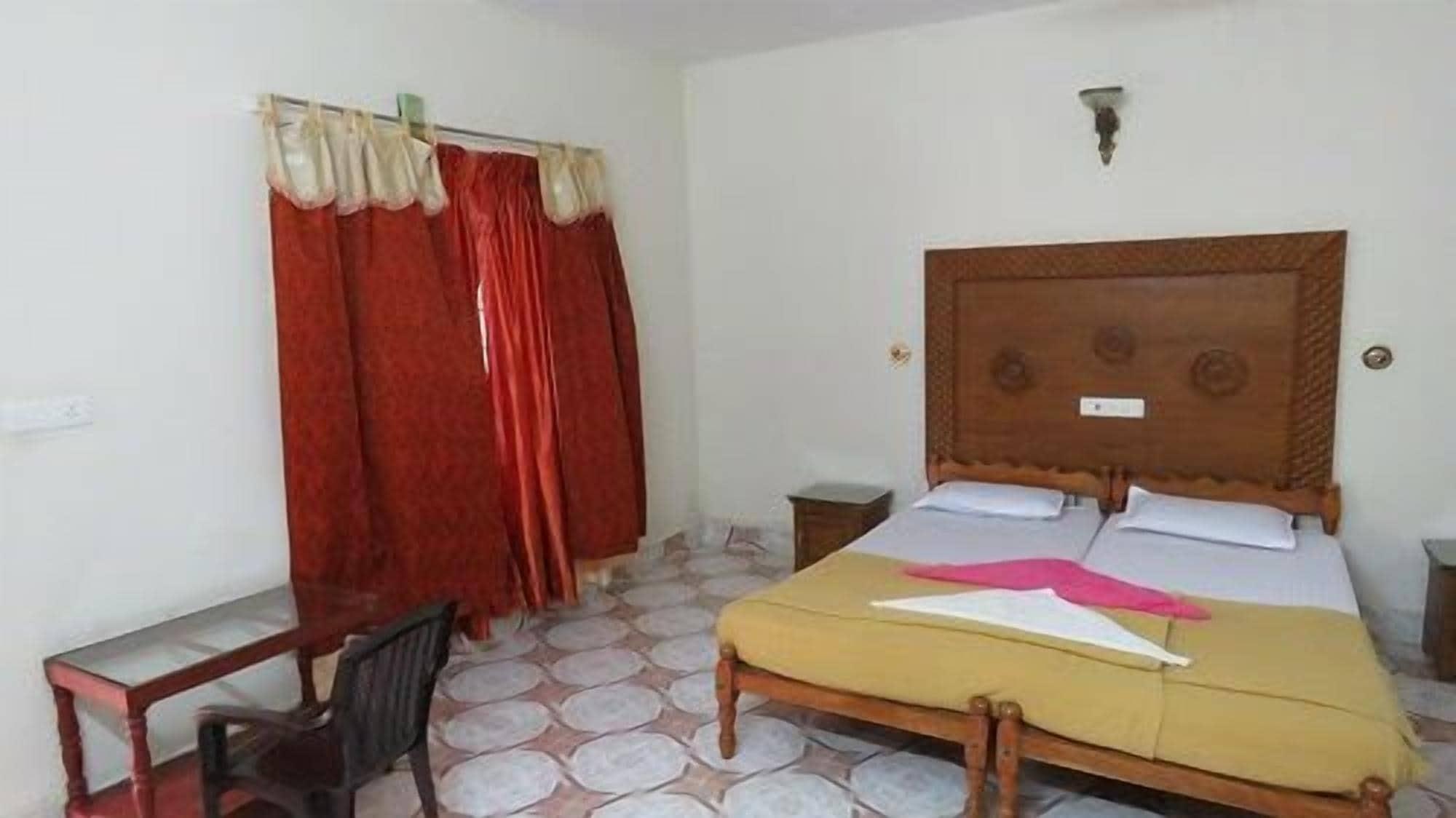 Jungle Palace Homestay Thekkady Bagian luar foto