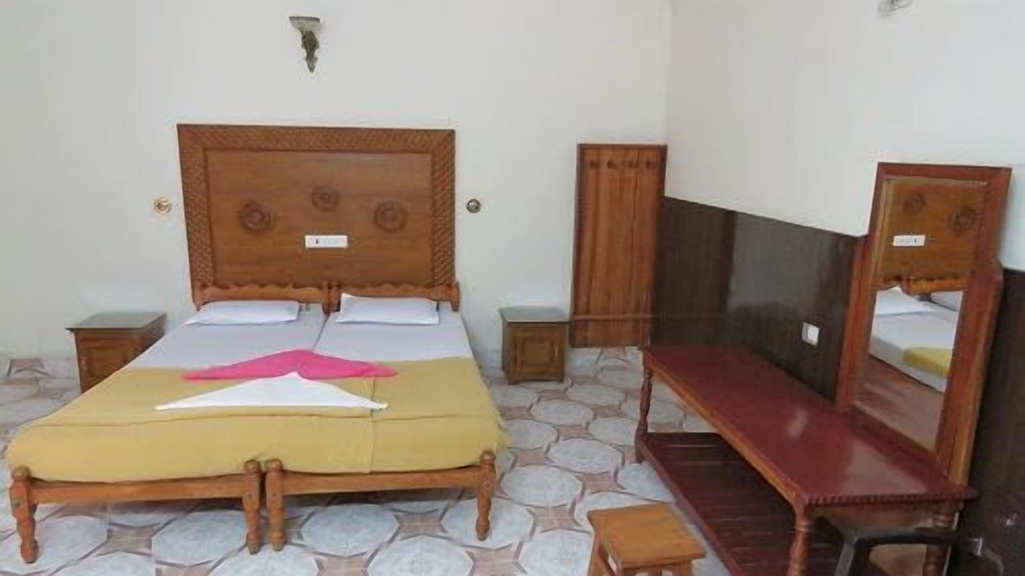 Jungle Palace Homestay Thekkady Bagian luar foto