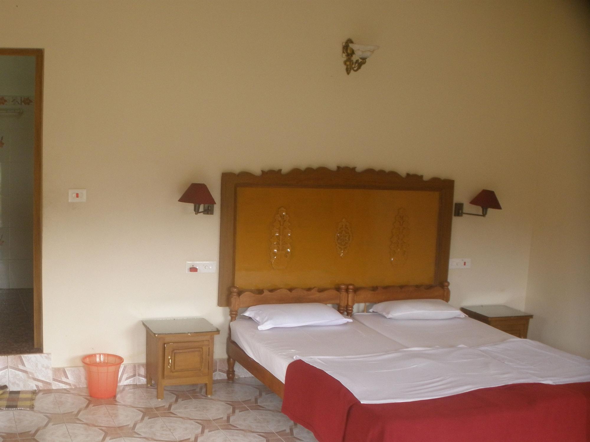 Jungle Palace Homestay Thekkady Bagian luar foto