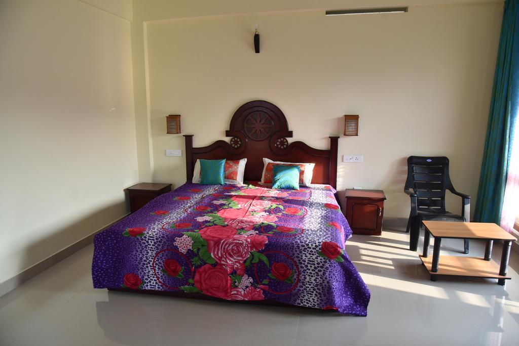 Jungle Palace Homestay Thekkady Bagian luar foto